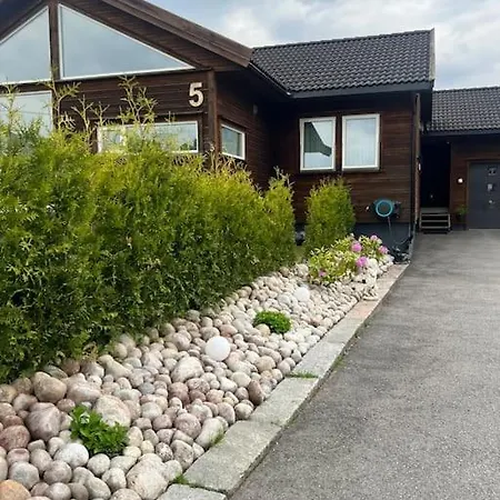 Enebolig Pa En Flate Mellom Og Sogne