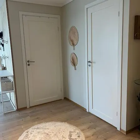 Enebolig Pa En Flate Mellom Og Sogne