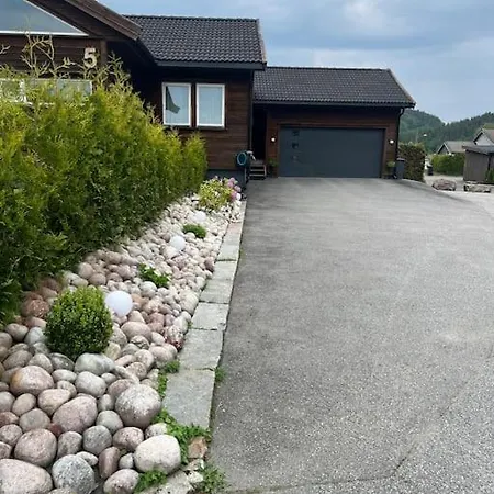 Enebolig Pa En Flate Mellom Og Sogne