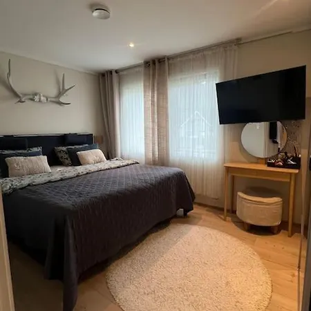 Enebolig Pa En Flate Mellom Og Sogne Kristiansand